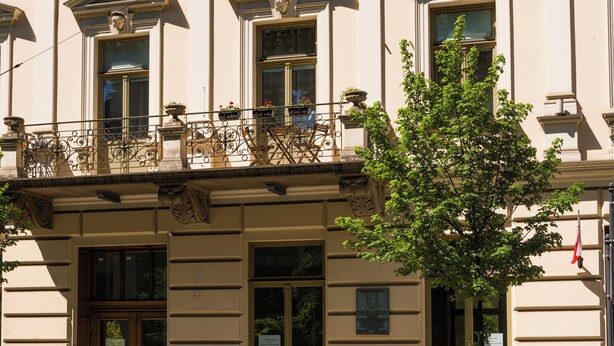 A building with a classical architectural style, featuring symmetrical windows and a central entrance. - Vanilla 6, 2bdr 2 bth apartment 5min from Krakow's Main Square (Kraków)