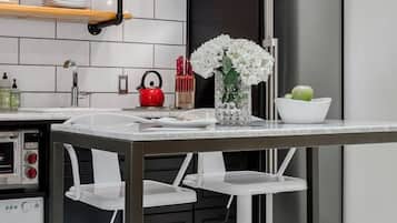 Coffee/tea maker, fridge, microwave, oven