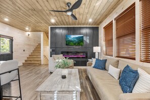 Smart TV, fireplace, video games, video library - 🎮 Arcade & Theater + 🏊‍♀️ Pool & Hot Tub, 🛏 Sleeps 14, 🎢 Near Dollywood (Pigeon Forge)