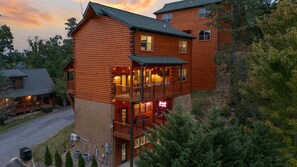 Exterior - 🎮 Arcade & Theater + 🏊‍♀️ Pool & Hot Tub, 🛏 Sleeps 14, 🎢 Near Dollywood (Pigeon Forge)