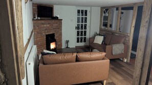 TV, fireplace - Charming cottage in the heart of Ledbury (Ledbury)