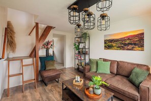 Books, stereo - Cozy home with private hot tub and garden with campfire - Pet friendly! (Hajdúszoboszló)