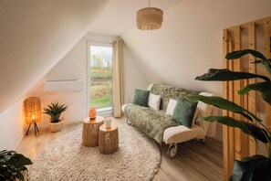 Books, stereo - Cozy home with private hot tub and garden with campfire - Pet friendly! (Hajdúszoboszló)