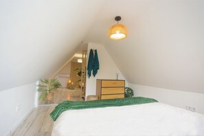 Iron/ironing board, Internet, bed sheets