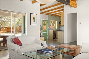 TV connectée, cheminée, livres