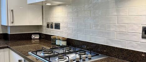 Réfrigérateur, micro-ondes, four, lave-vaisselle