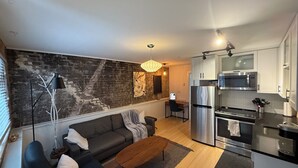Een modern appartement met een woonkamer, een keuken en een eetgedeelte.