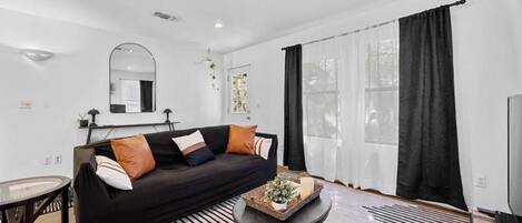 Fernseher, BĂŒcher, Arbeitsbereiche