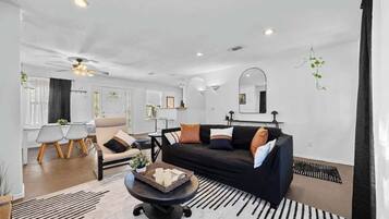 Televisio, kirjoja, työhuone