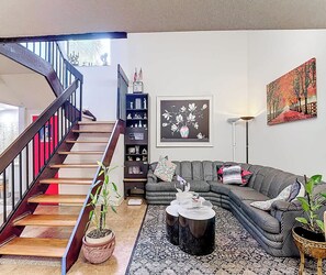 テレビ、書庫、書斎 / ワークスペース