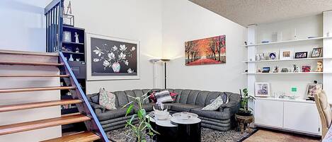 Télévision, livres, espaces bureaux