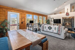 Televisión, chimenea, libros y oficina 