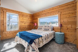 2 habitaciones, escritorio y tabla de planchar con plancha 