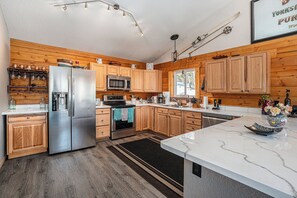 Fridge, microwave, oven, stovetop - Scenic Mountain Cabin in Idaho Springs (Idaho Springs)