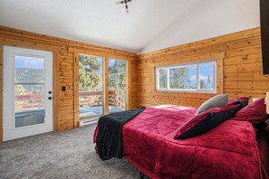 2 bedrooms, desk, iron/ironing board, travel cot - Scenic Mountain Cabin in Idaho Springs (Idaho Springs)