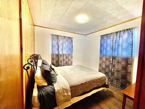 1 bedroom, desk, WiFi, bed sheets
