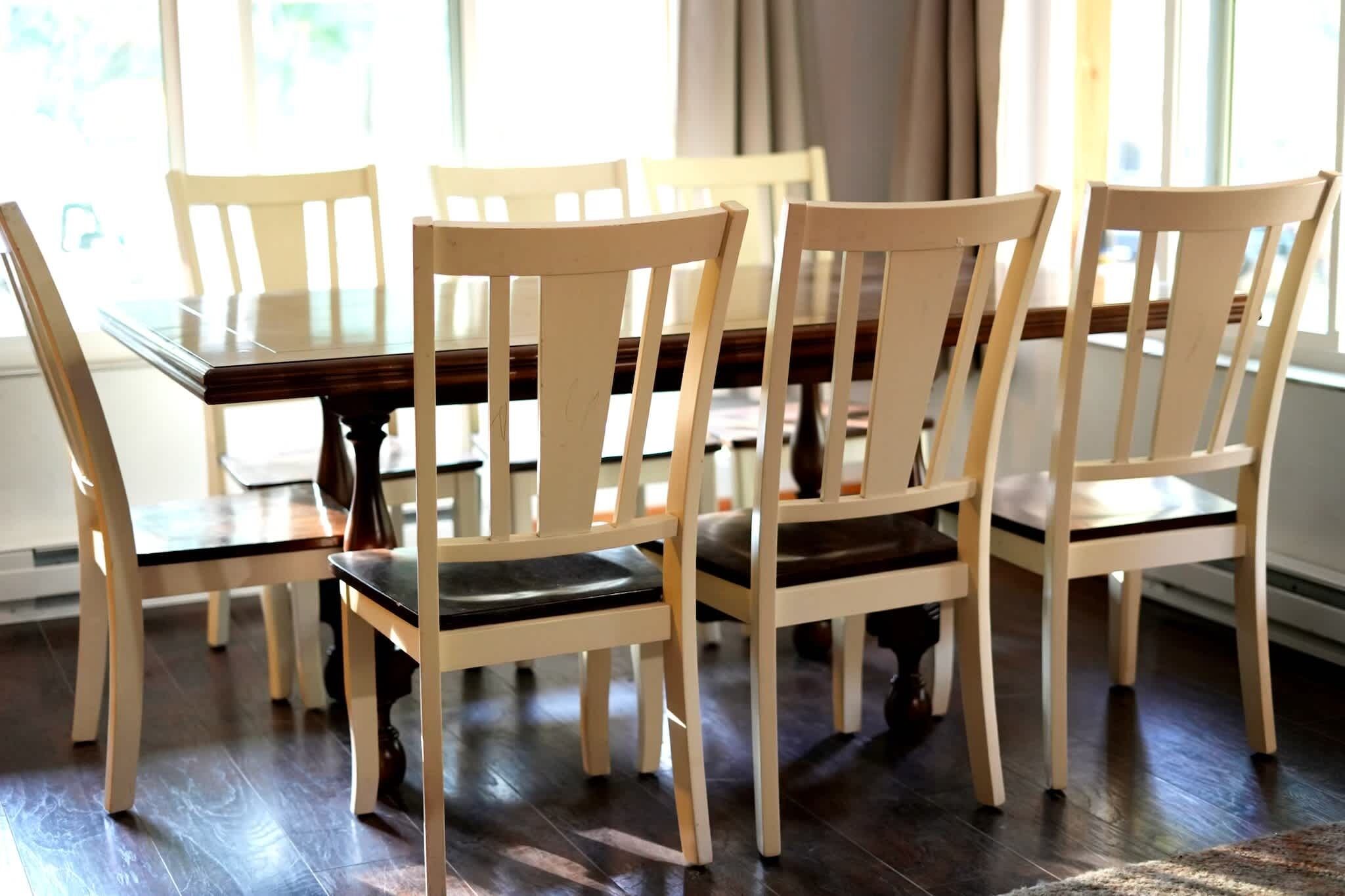 Un coin repas avec une table en bois et six chaises.