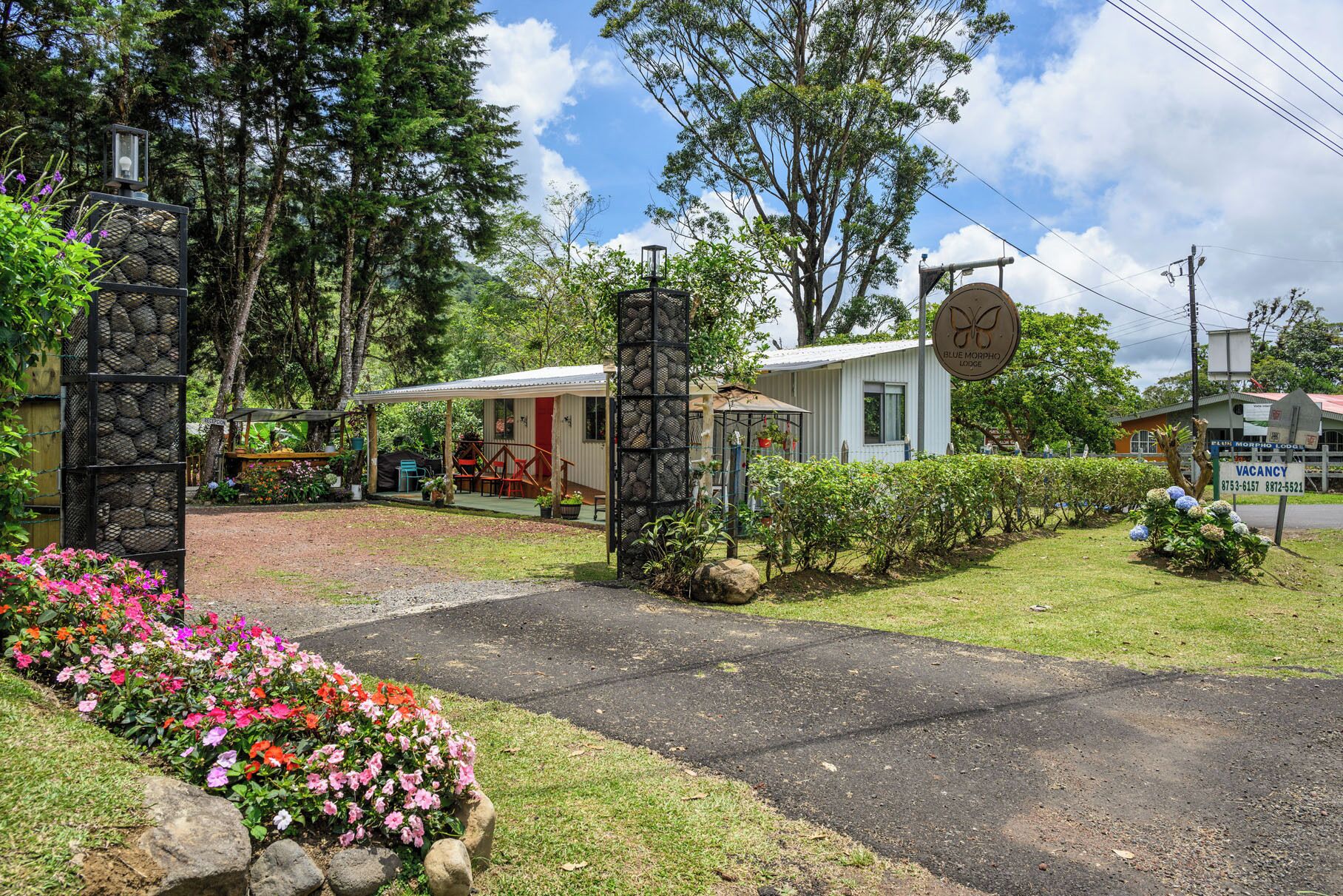 Vista frontal de la propiedad