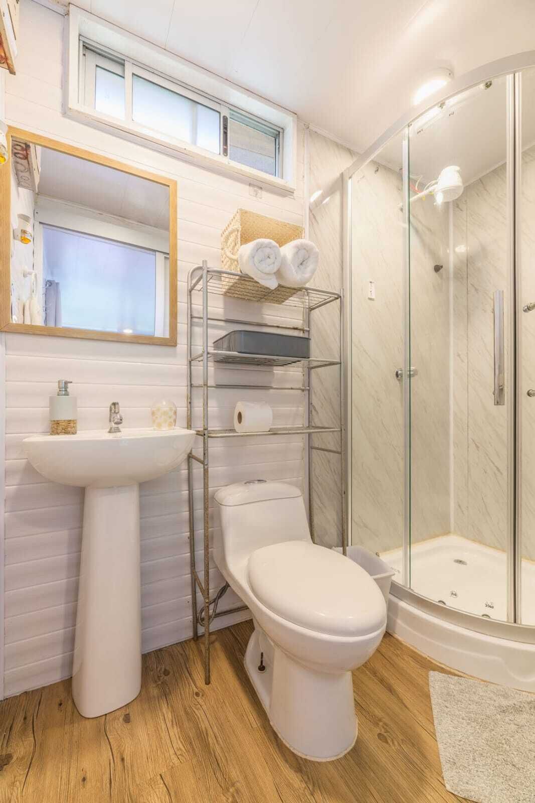 Panoramic-Vierbettzimmer, Balkon, Bergblick | Badezimmer