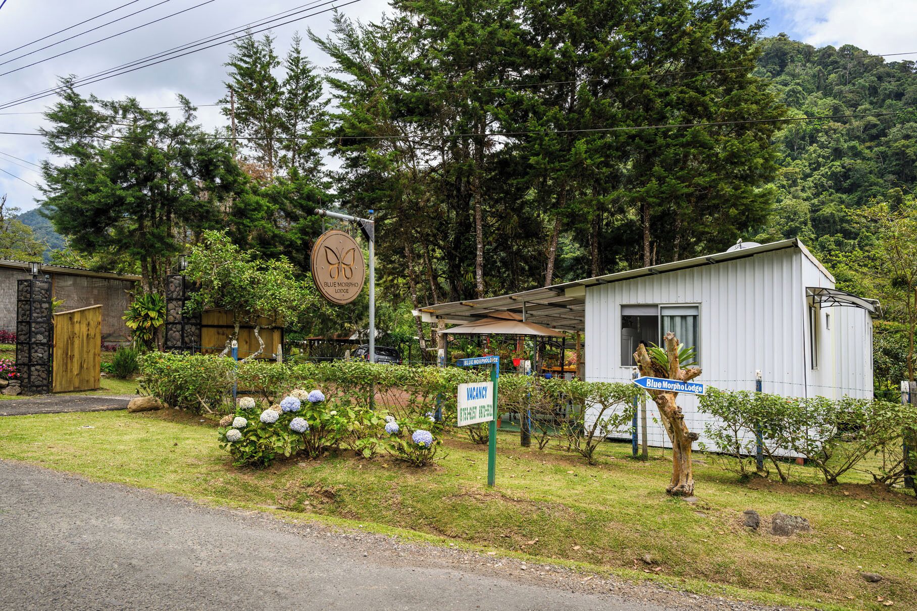 A small lodge with a sign indicating a vacancy.