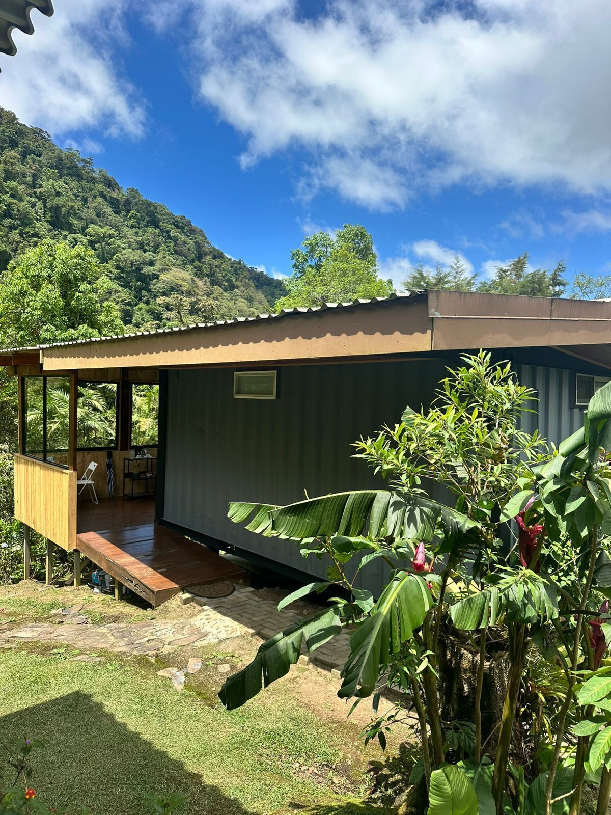 Un bâtiment d’un seul étage doté d’un porche couvert et d’une petite terrasse.