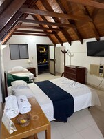 Family Cottage | Desk, laptop workspace, free WiFi