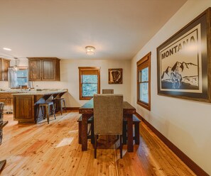 Cabin, nhiều giường, sân hiên (Spotted Bear Cabin) | Khu ăn uống