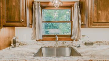 Cabaña, varias camas, patio (Spotted Bear Cabin) | Interior