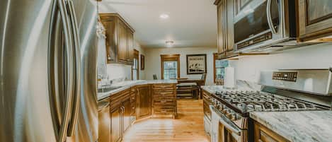 Kabin, Beberapa Tempat Tidur, patio (Spotted Bear Cabin) | Dapur pribadi | Lemari es, microwave, oven, dan kompor