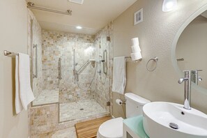 Secador de pelo, toallas, jabón, papel higiénico