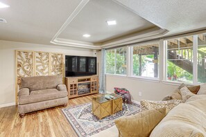 TV, fireplace