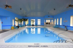 Indoor pool, a heated pool - Fullerton Manor Inn (Niagara Falls)