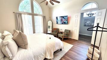 3 bedrooms, desk, iron/ironing board, travel crib