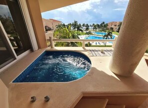 Banyera d'hidromassatge a l'aire lliure