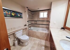 Shower, hair dryer, towels, soap - Cozy Penthouse W/Pool-BeachAccess-PrivateJacuzzi (Puerto Aventuras)