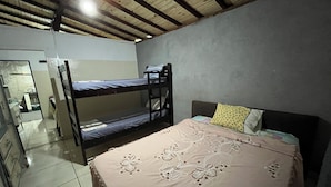 A room with bunk beds, a wooden ceiling, and a tiled floor. - New Space - Grandma Dudu's Accommodations (Olímpia)