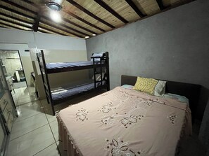 1 chambre, fer et planche à repasser, Wi-Fi gratuit, draps fournis