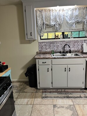 Fridge, microwave, oven, stovetop - Fawn Grove cottage (Mantachie)