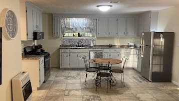 Mikrobølgeovn, ovn, kokeplater og oppvaskmaskin