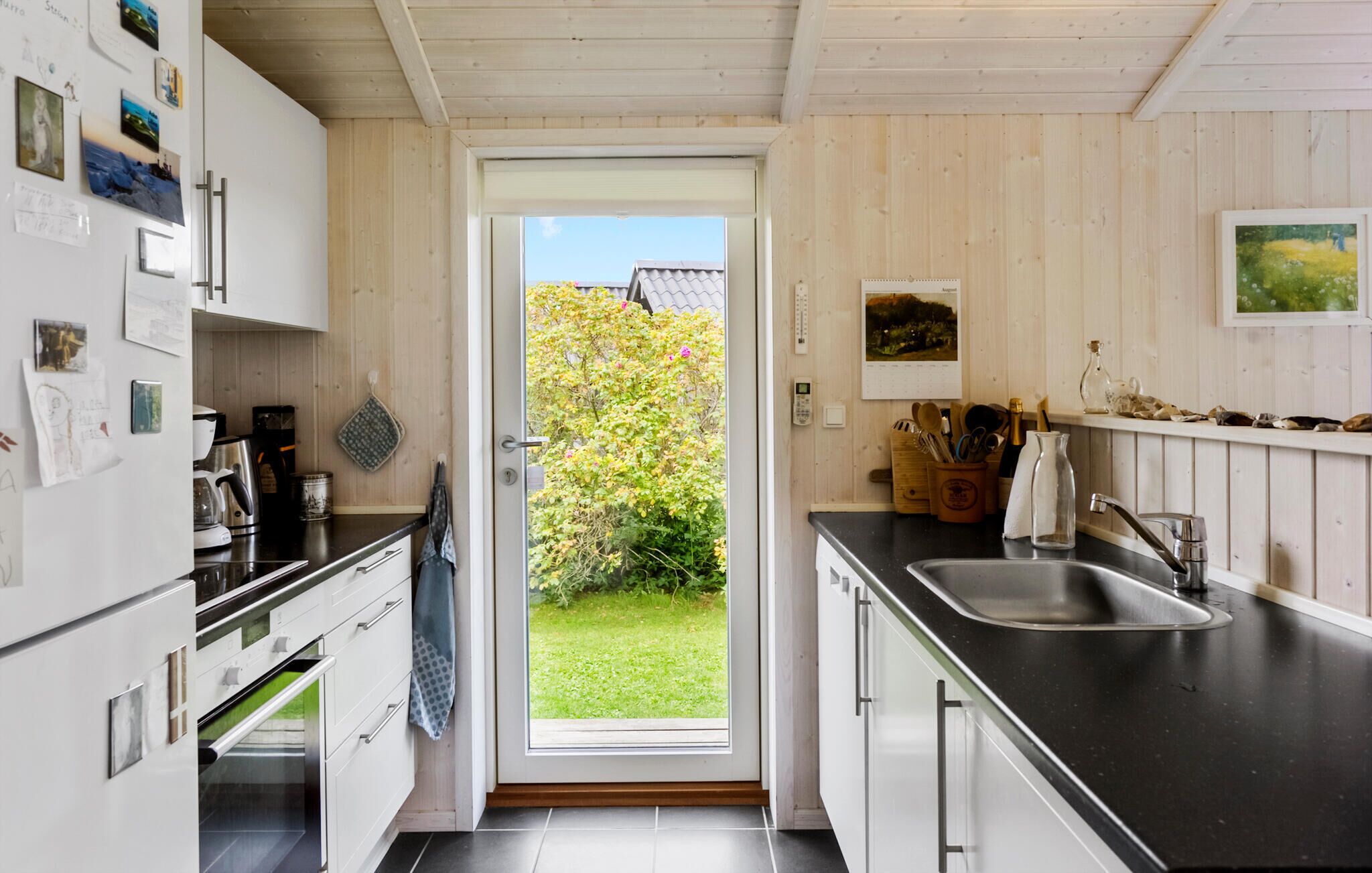 Refrigerador, parrilla de estufa, lavavajillas y cafetera y tetera 