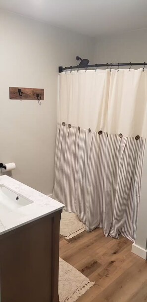 Secadora de cabello, toallas, jabón, shampoo