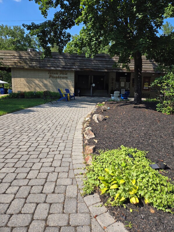 Exterior - Charming getaway, sleeps 9, easy access, 8 miles to battlefields, pet friendly. (Orrtanna)