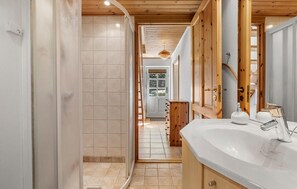 Shower - Cozy home in Farsø with house a panoramic view (Farsø)