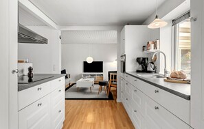 Frigorífic, placa de cuina, rentaplats i cafetera i tetera 