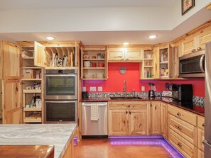 Réfrigérateur, four à micro-ondes, un four, surface de cuisson
