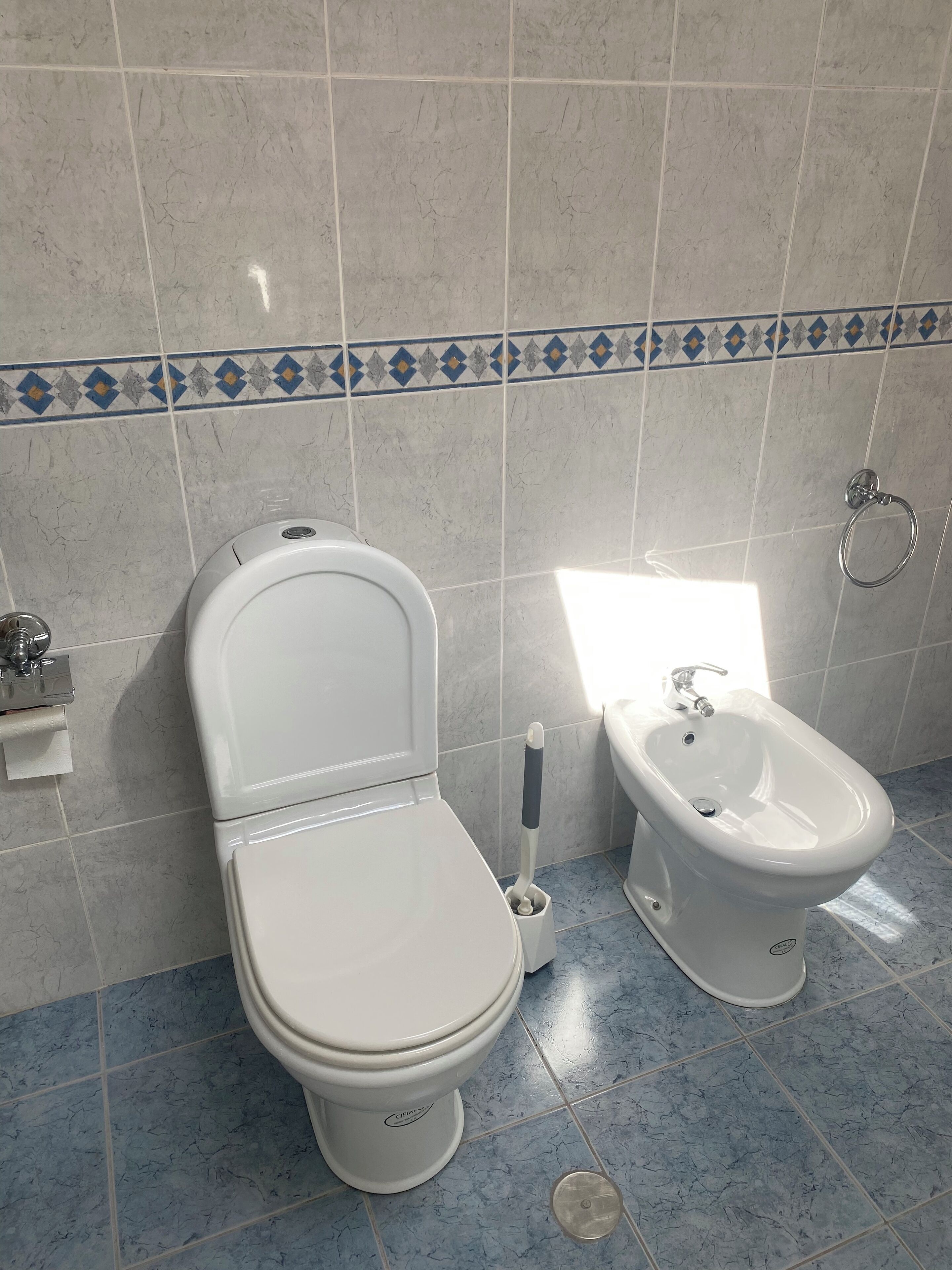 Hårføner, håndklær, såpe og toalettpapir