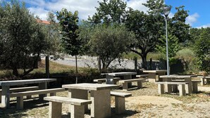 Un parc avec des tables de pique-nique et un lampadaire.
