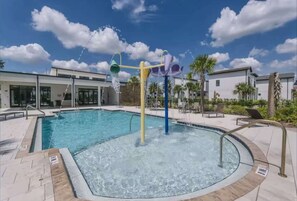 Outdoor pool, sun loungers - Chic Villa Domani Retreat 9ppl (Davenport)