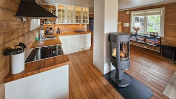 Een koelkast, een oven, een kookplaat, een vaatwasser