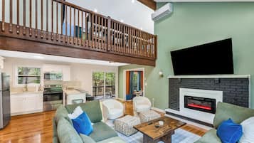 TV, fireplace
